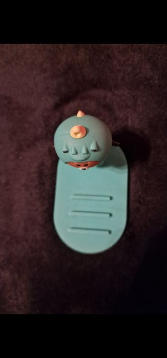 Urocza podstawka pod telefon