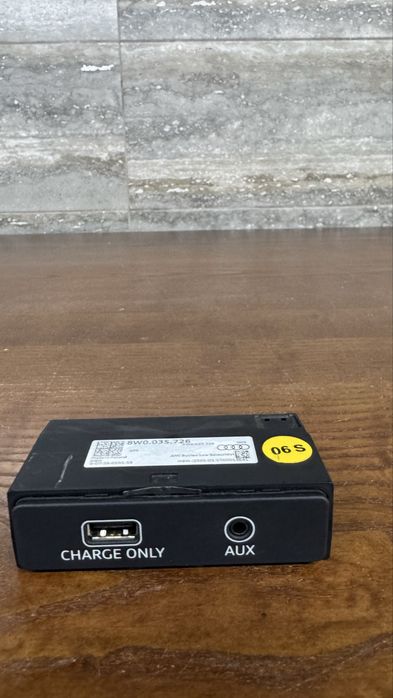 Блок розєм USB/AUX 8W0 035 726