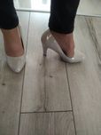 Jasne buty na obcasie