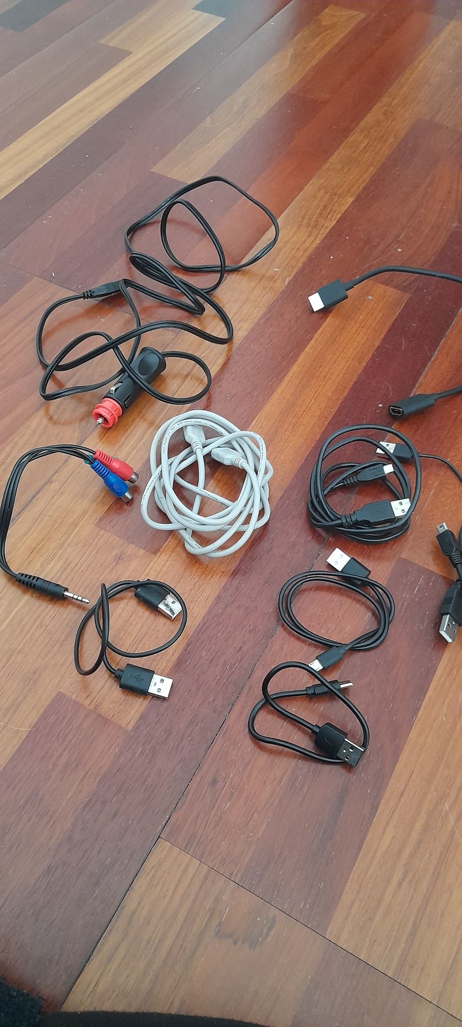 Varios cabos usb e outros cabos