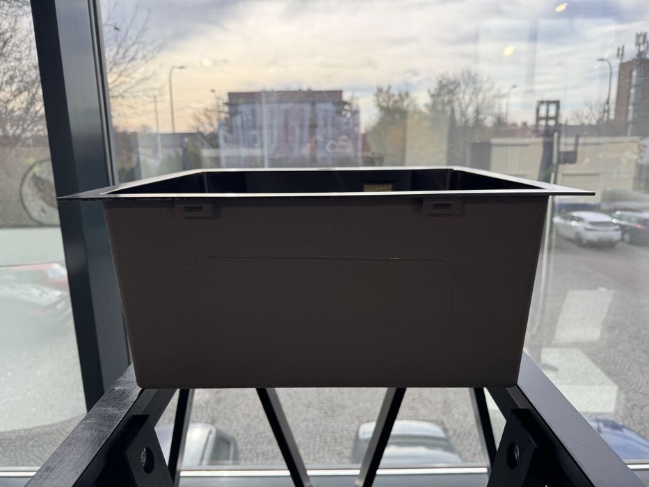 Zlew jednokomorowy z otworem na baterie stalowy grafit 45x46 46x45