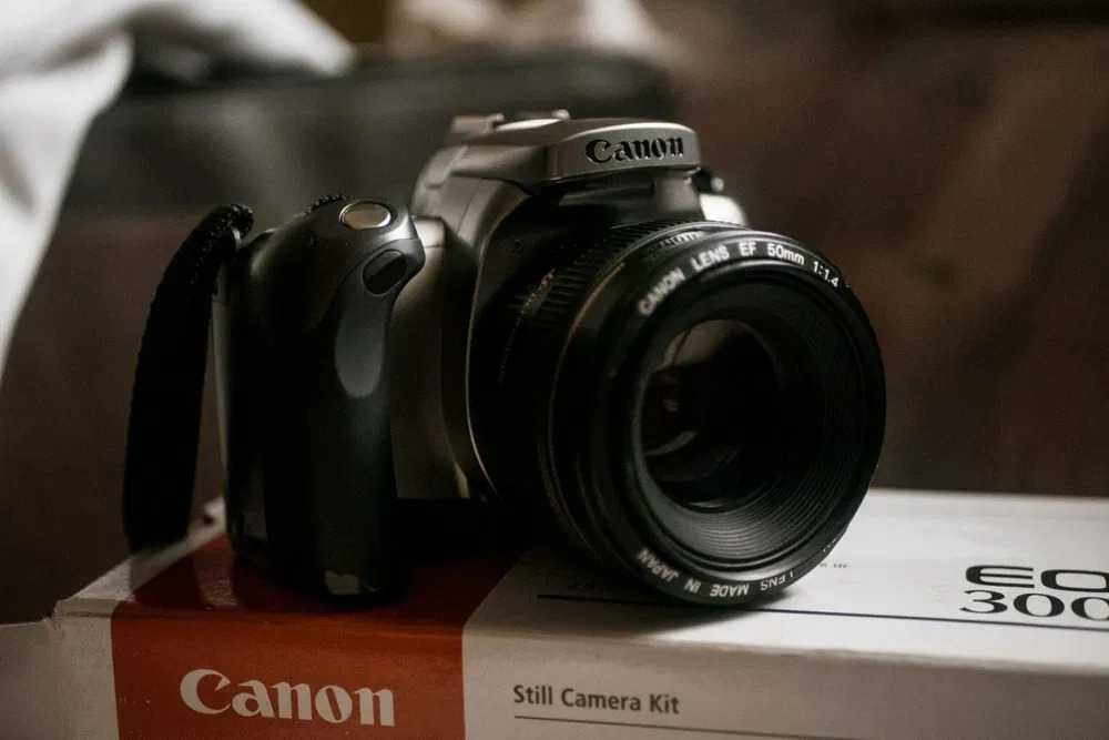 Canon EOS 300X з бустером BP-220 (оригінал)