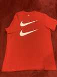 T-shirt vermelha nova sem etiqueta