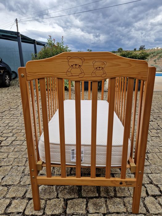 Cama de madeira bebé