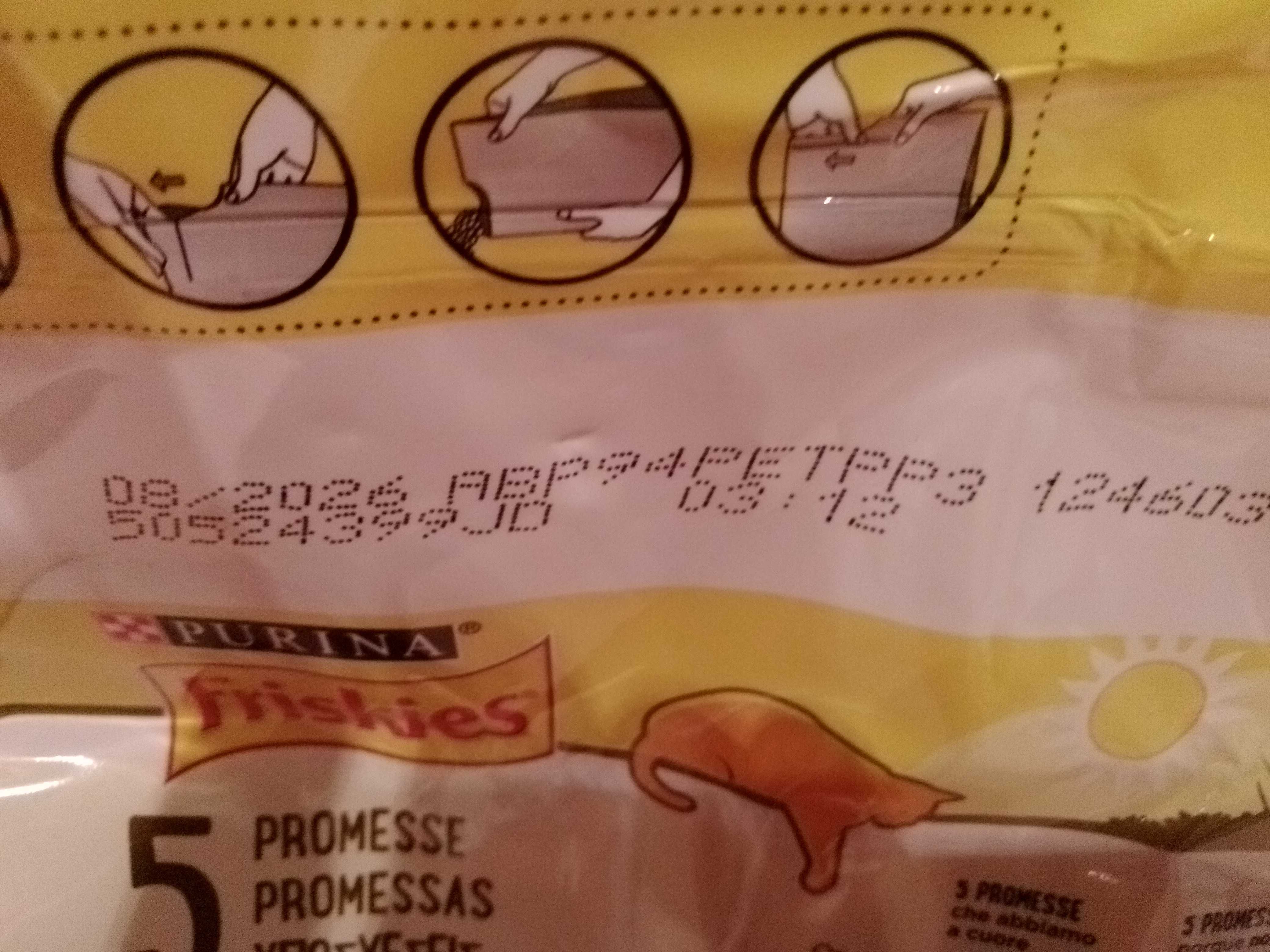 Comida / ração seca Friskies de salmão.