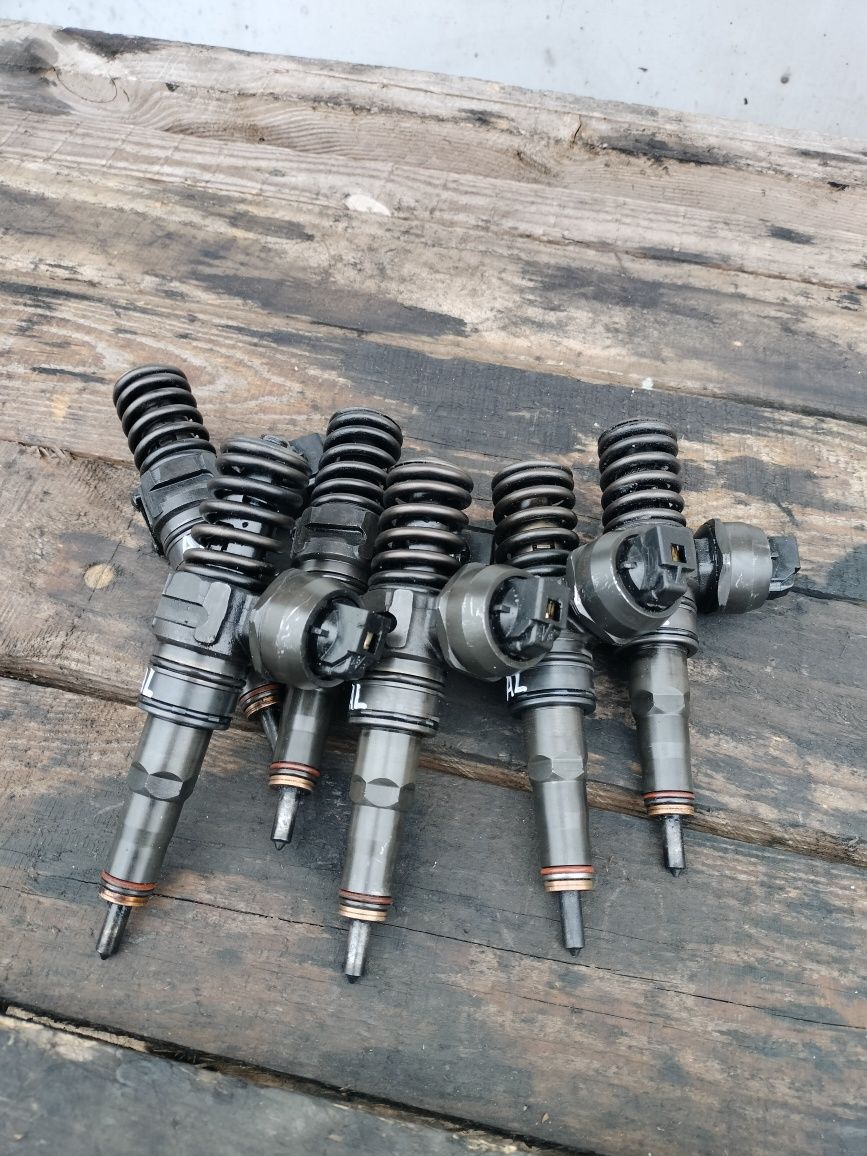 Насос форсунка 1.9 2.0TDI Volkswagen Golf Passat 038130073AL