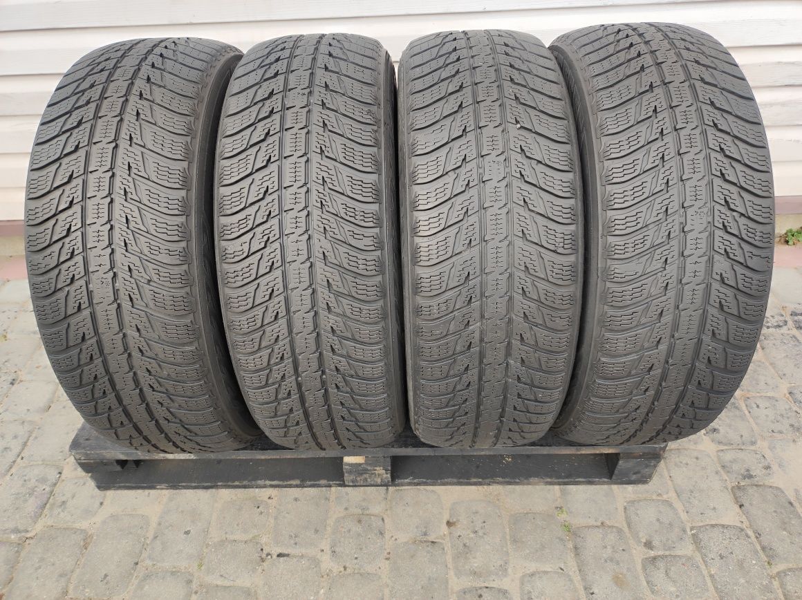 235.60.18 komplet opon Nokian WR SUV 3