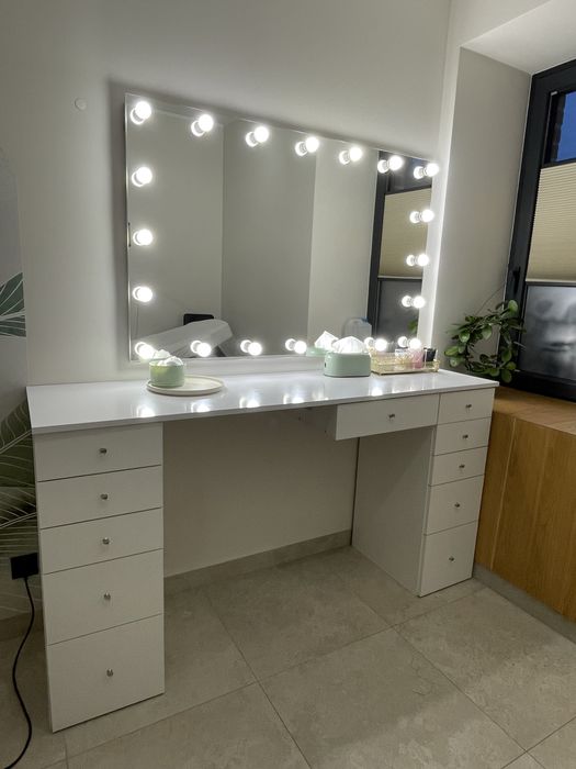 Toaletka do makijażu i lustro