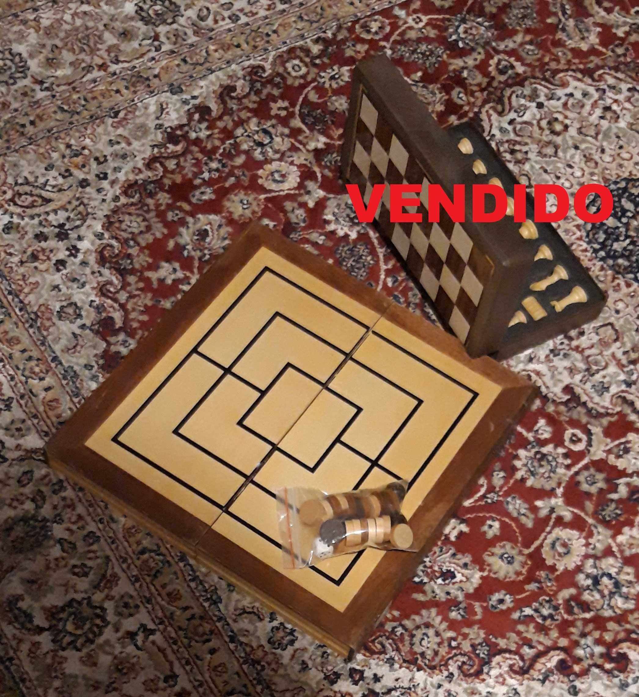 Jogo de tabuleiro Xadrez, Échecs, Chess e Gamão, Backgammon e Trilha.