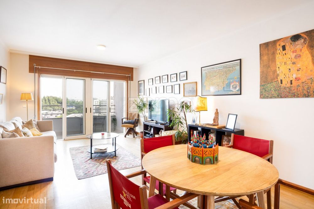 Apartamento T2 na Rua do Orfeão com vista desafogada