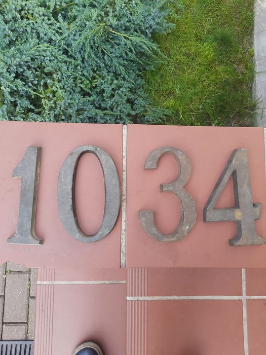 Zabytkowe mosiężne  cyfry .