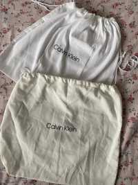 Dwa woreczki przeciwkurzowe torebki Calvin Klein biała beżowa