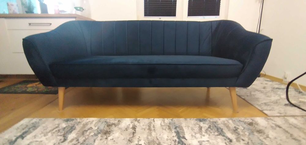 Sofa na drewnianych nóżkach