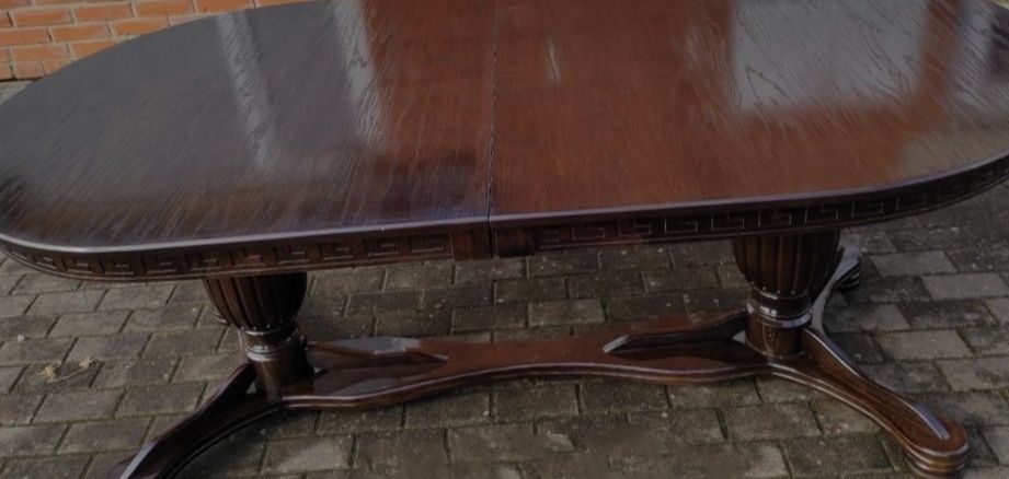 Стіл для вітальні