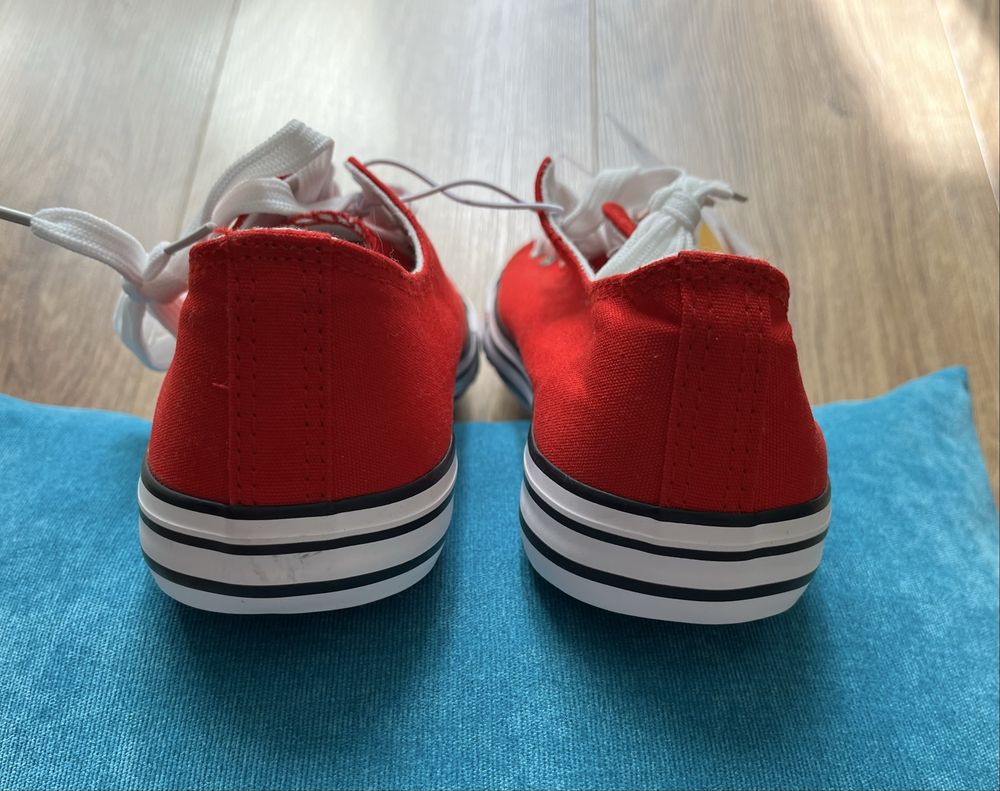 Nowe czerwone trampki
