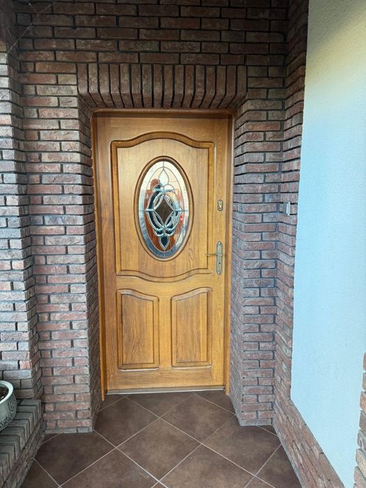 Dębowe drzwi frontowe z witrażem