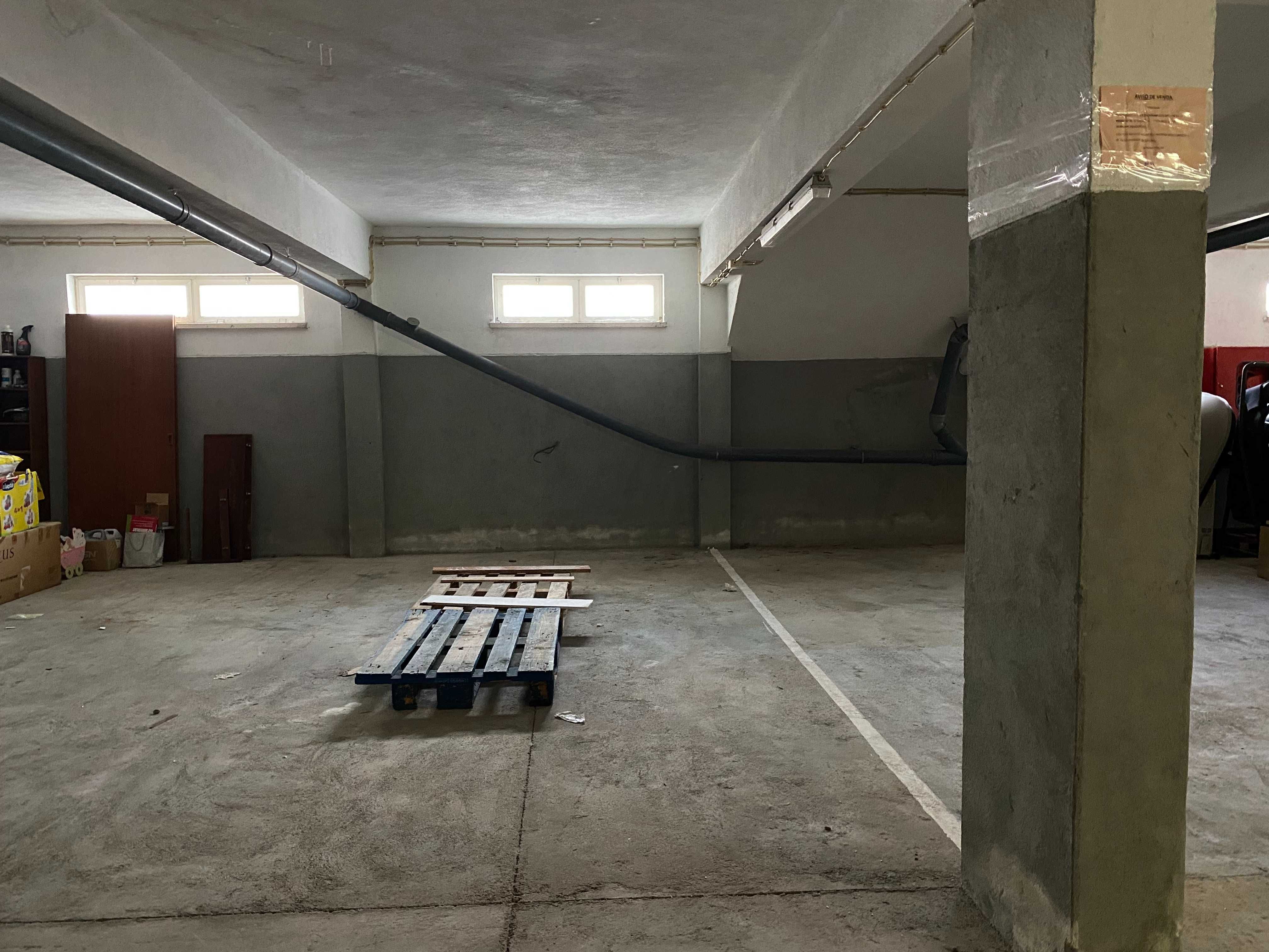 Parqueamento 12,55m2 em Santo António na Costa de Caparica com janela