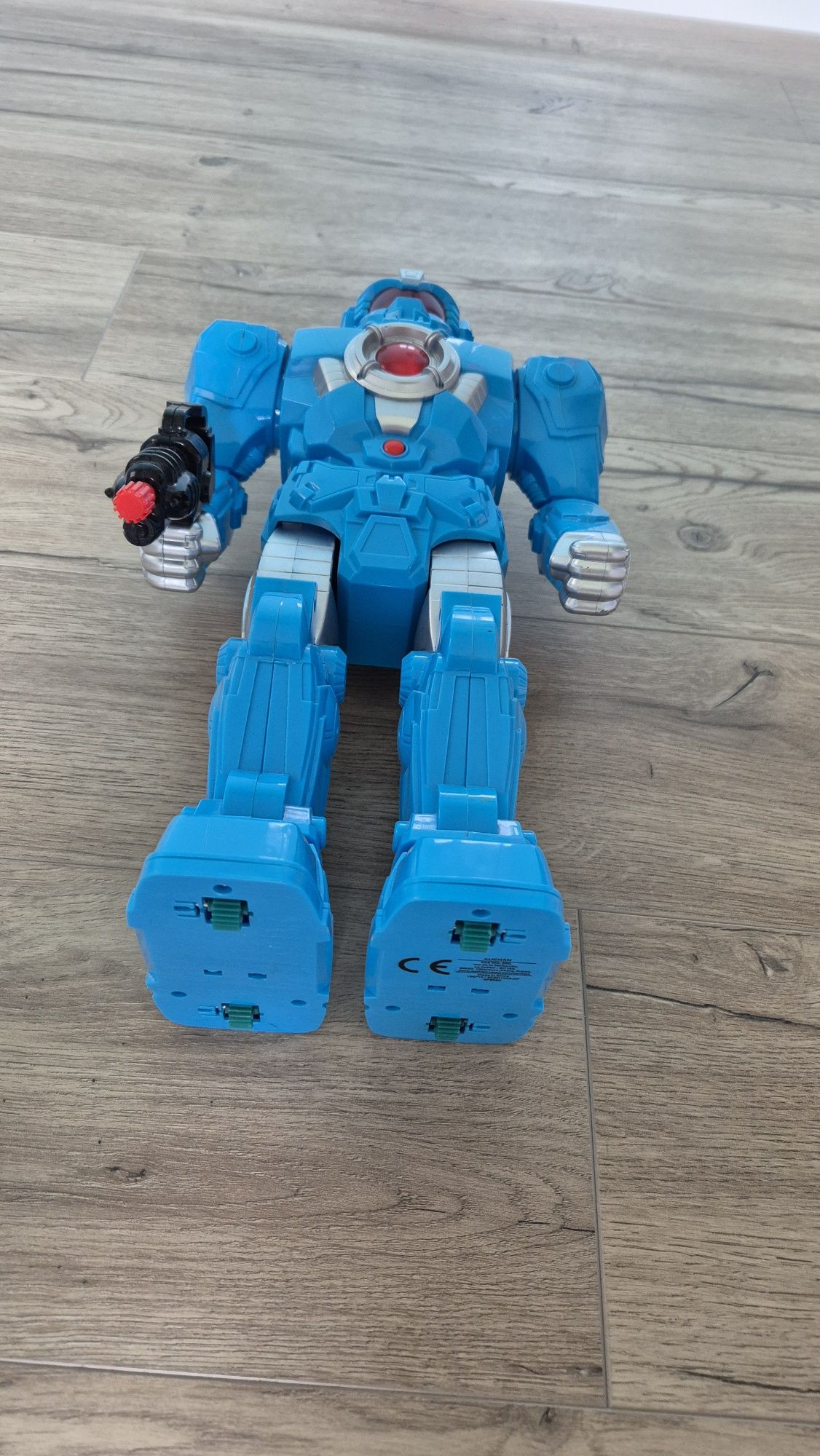 Robot gra strzela jeździ swieci