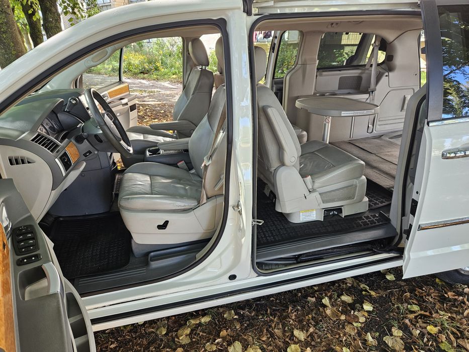 Chrysler Grand Voyager 2009 рік 2.8 дизель автомат 7 місць для військо