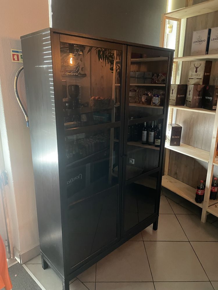 Armario com portas de vidro usado