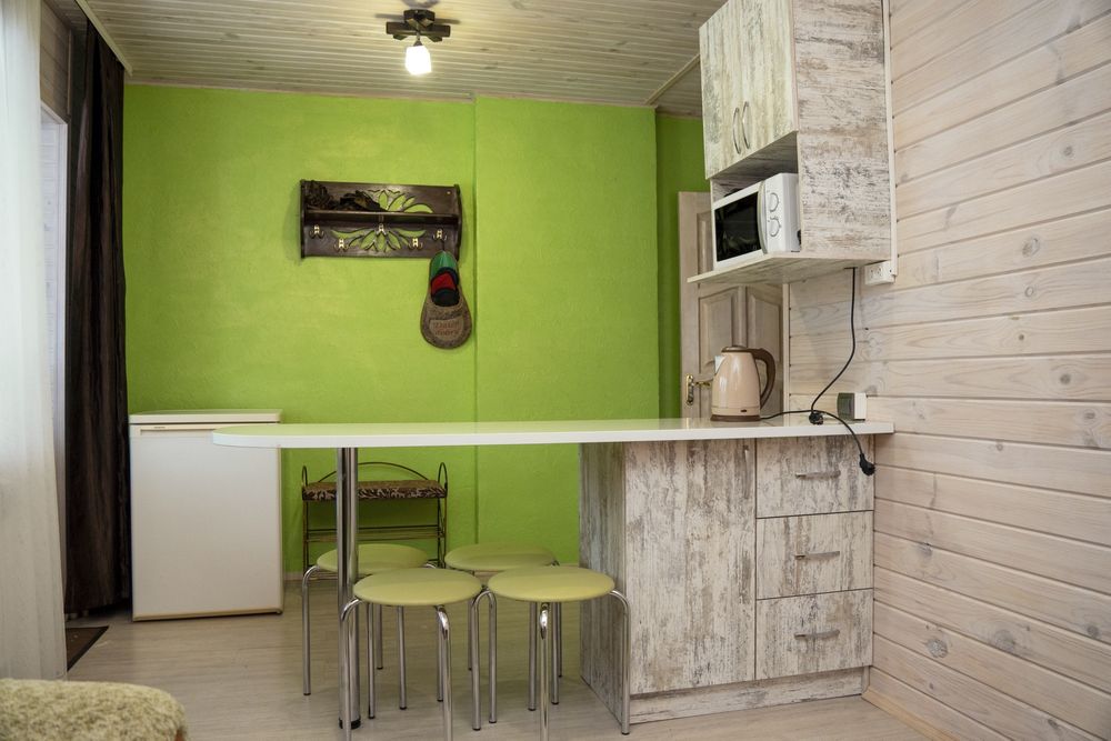 Котедж з чаном "Навпроти Маковиці" та окремі номери.