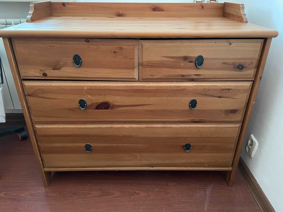 Komoda i regał na książki