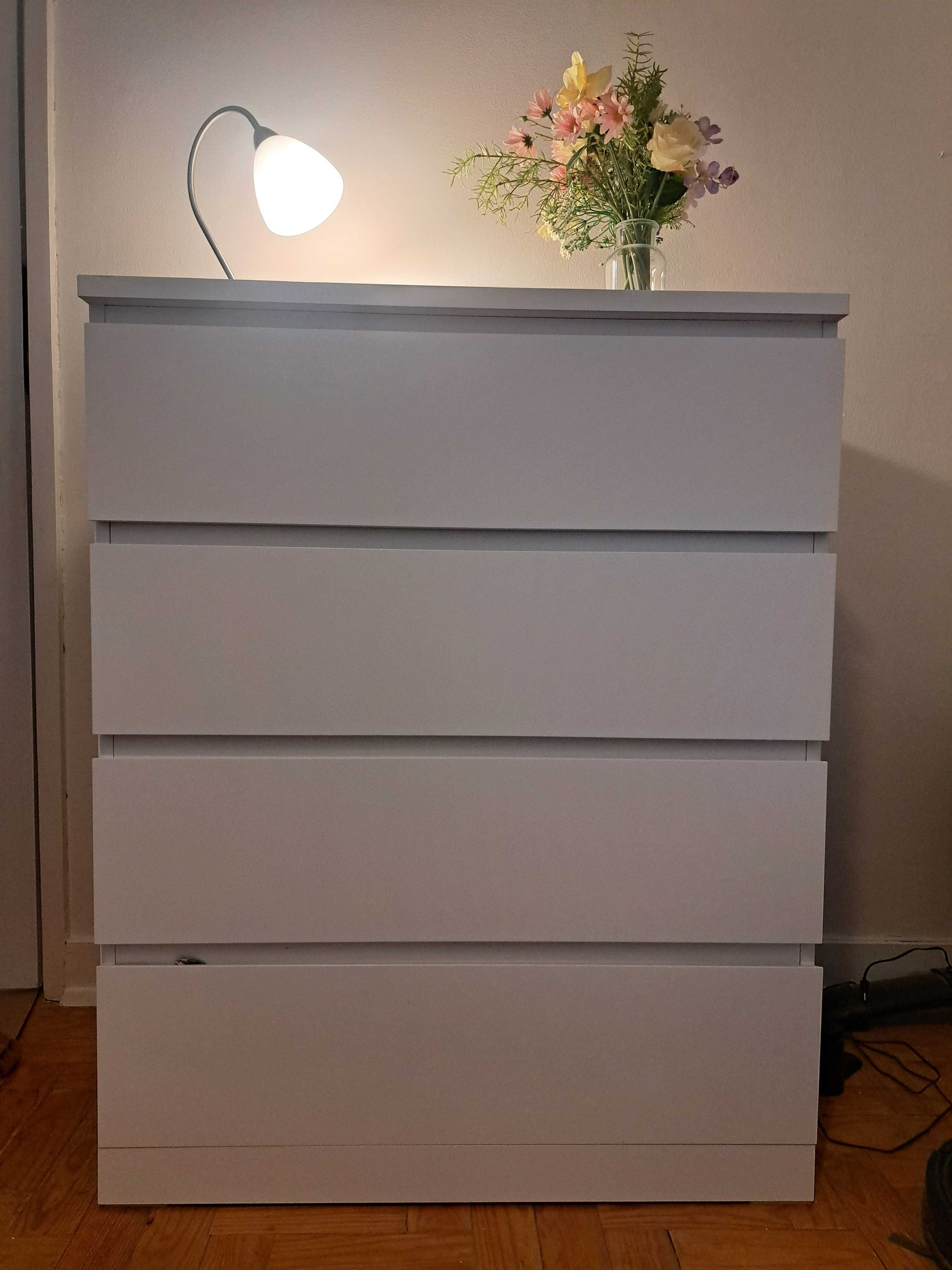 Cómoda Malm com 4 gavetas