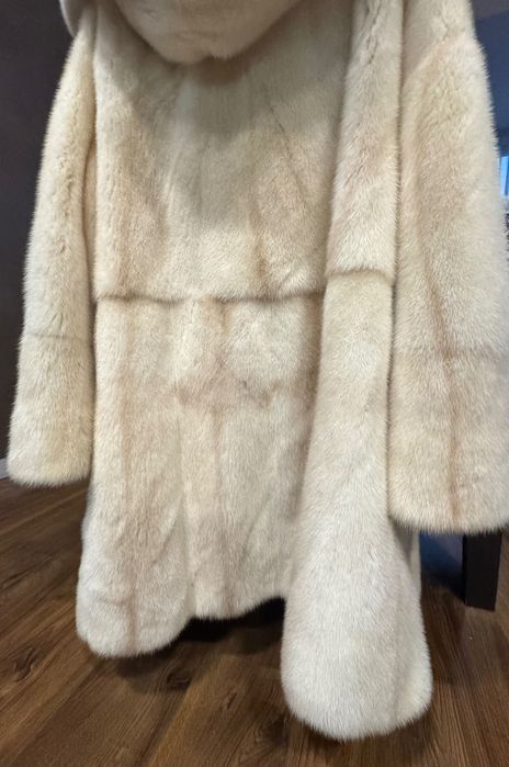 Продам білу шубу, хутро норкова шуба