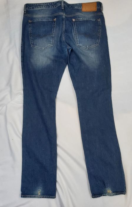 Guess - męskie spodnie jeansowe z dziurami i przetarciami