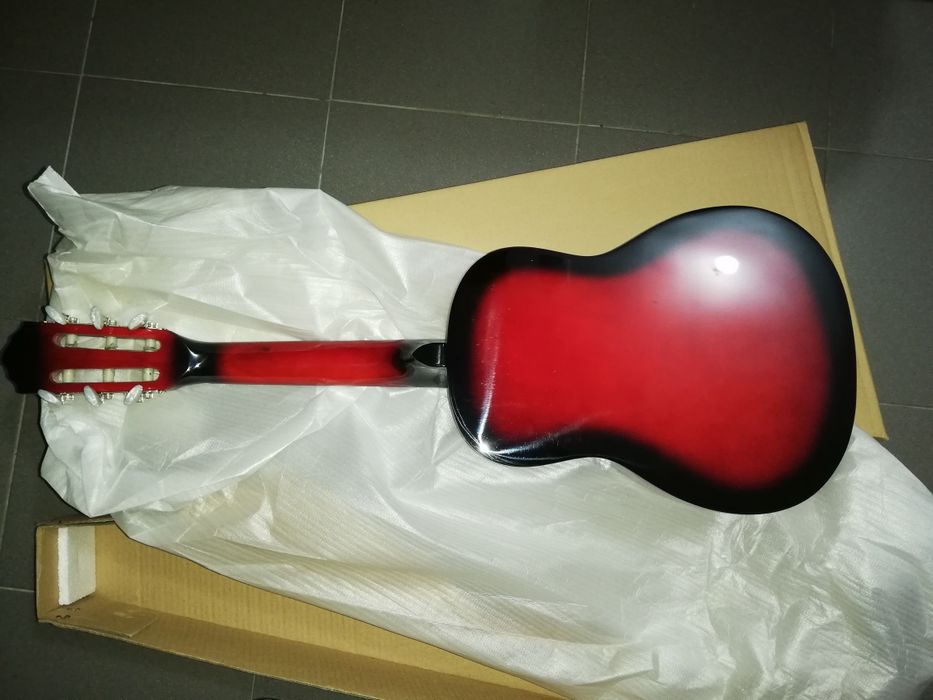 Guitarra clássica vermelha 1/4 e kit novos para crianças
