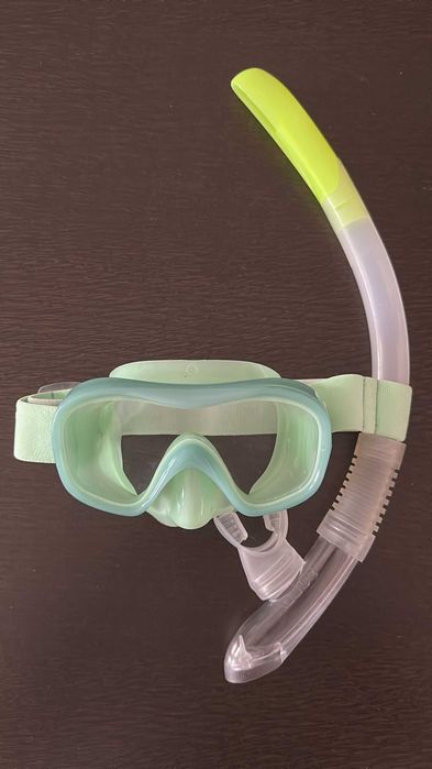 Óculos  com tubo, de criança, para piscina/praia praticamente novos