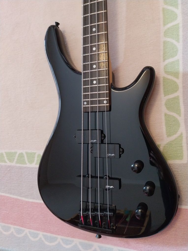 Baixo Eléctrico Stagg BC300-GBK