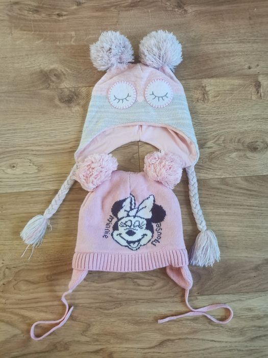 Dwie czapki, jesienno wiosenna i zimowa