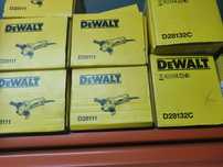 Rebarbadeiras DeWalt diversas.