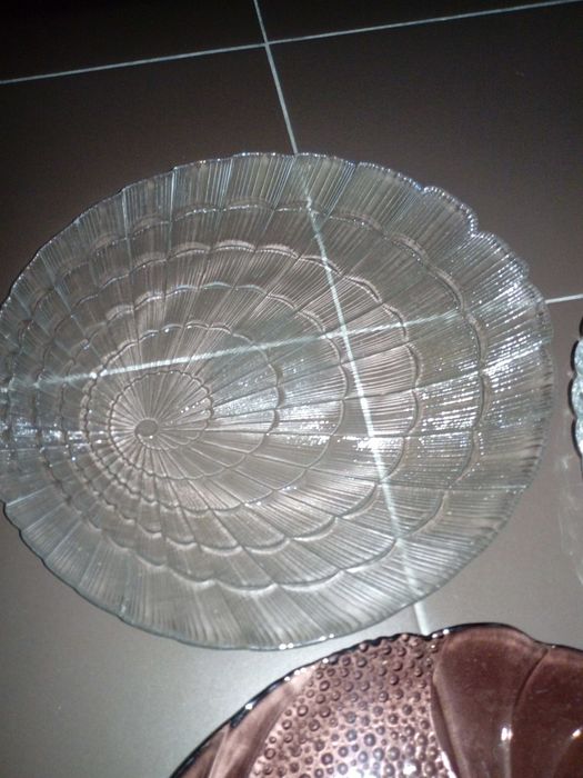 5 pratos para bolos, doces ou outras utilidades, em vidro