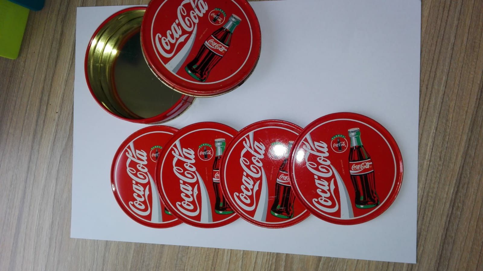 czerwone dodatki do kuchni, puszka, taca, wyjatkowy prezent, coca-cola