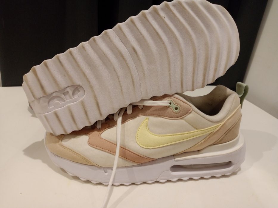 Buty Nike Air Max Dawn rozmiar 43 Długość wkładki 27,5 cm. 
Bryluj w s