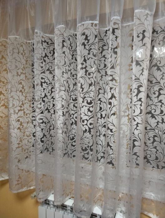 Коротка тюль на кухню.