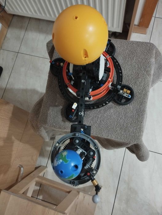 LEGO Technic 42179 Planeta Ziemia i Księżyc na orbicie. Kompletne.