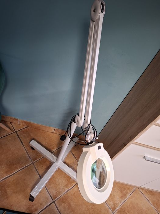 Lampa z lupą kosmetyczna