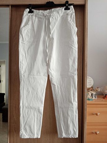 Białe spodnie gumy.