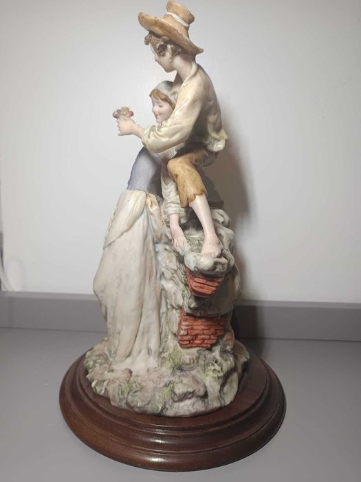 Escultura de Porcelana Clássica – Cena Romântica