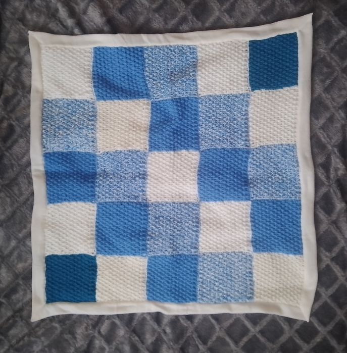 Kocyk ręcznie robiony ciepły, niebiesko - biały, rozmiar: 78cm x 78cm