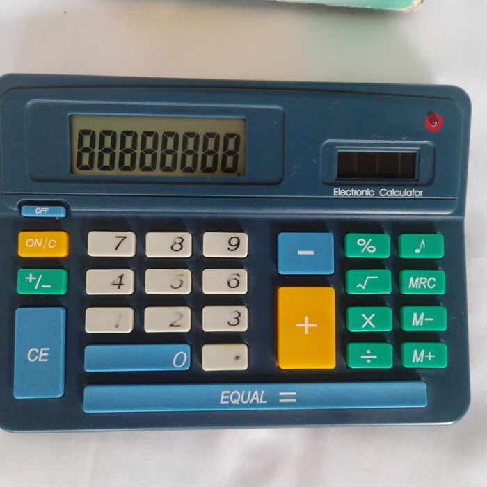 Настольный калькулятор с 8-ми разрядным экраном