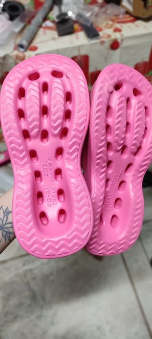 Жіноче взуття, тапці на підошві