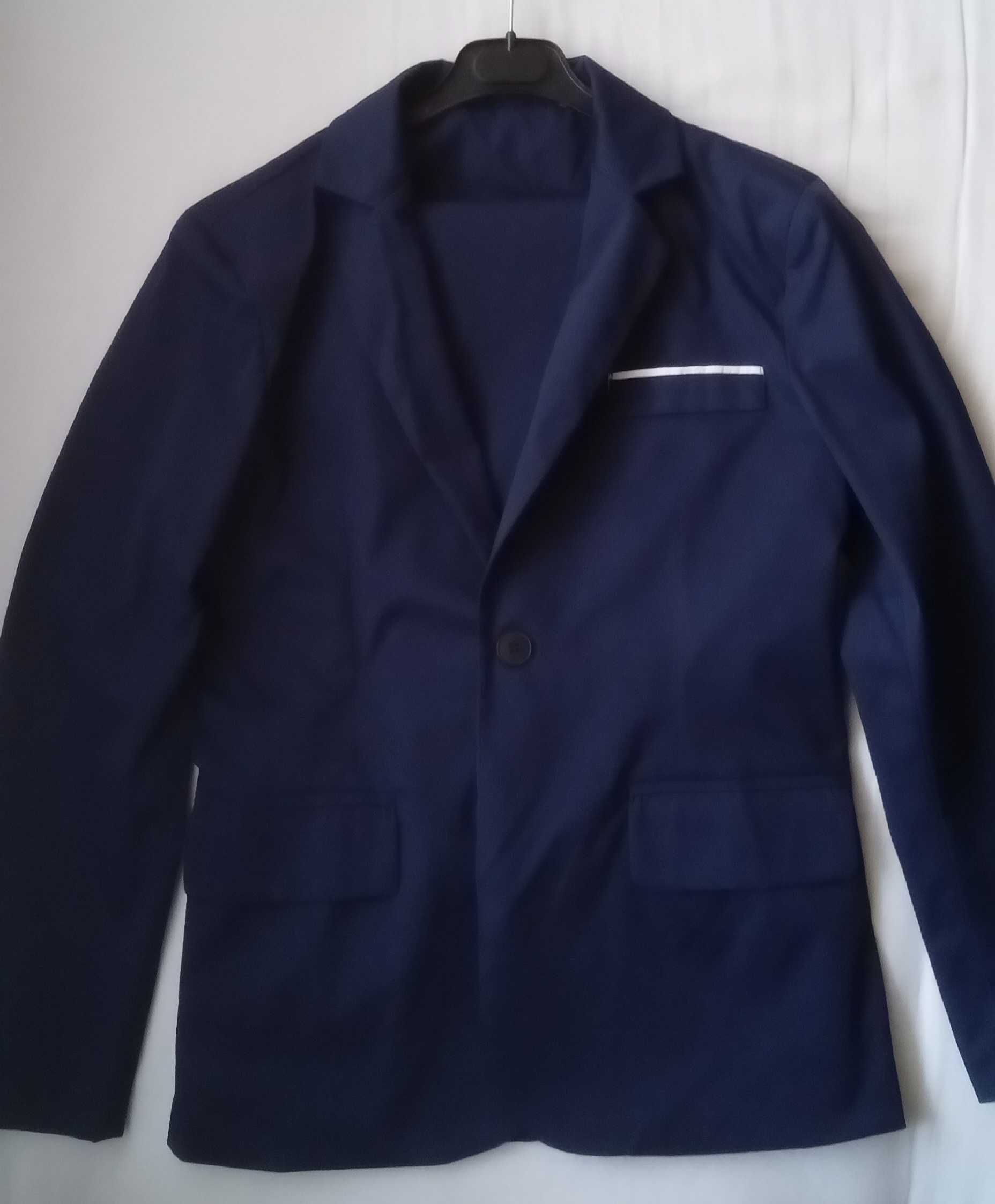 Fato masculino em tecido leve ideal para dias de calor.