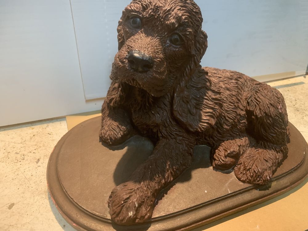 Cão feito em resina