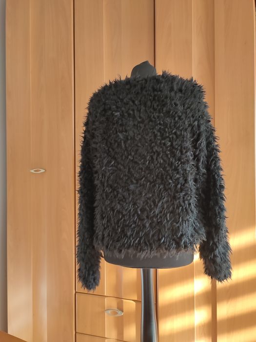 Lekka kurteczka ze sztucznego futerka, rozmiar S, Stradivarius