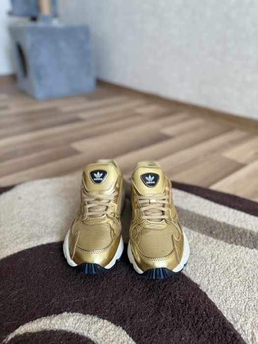 Кросівки adidas золотого кольору