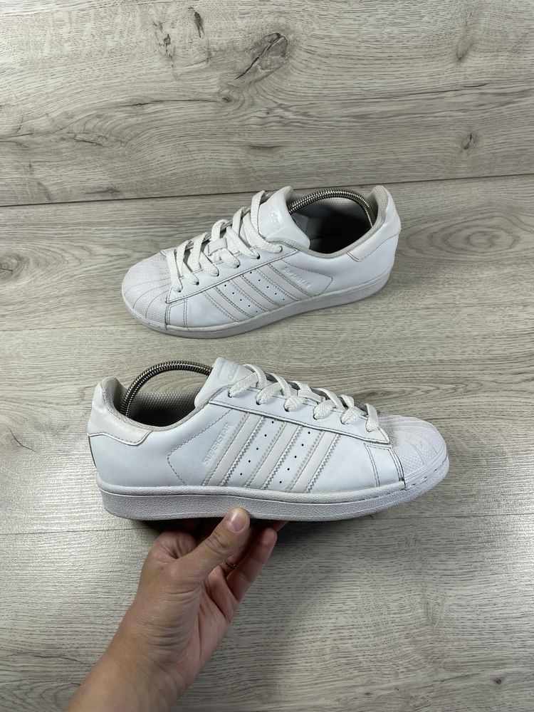 Adidad Superstar White